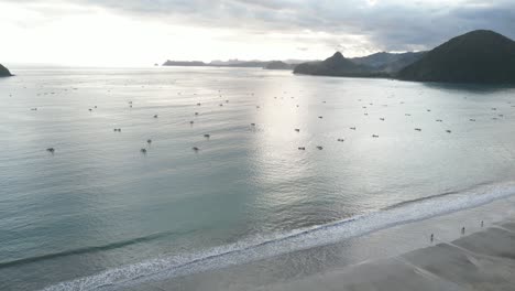 vistas al vasto océano con barcos y paisajes montañosos en lombok, indonesia