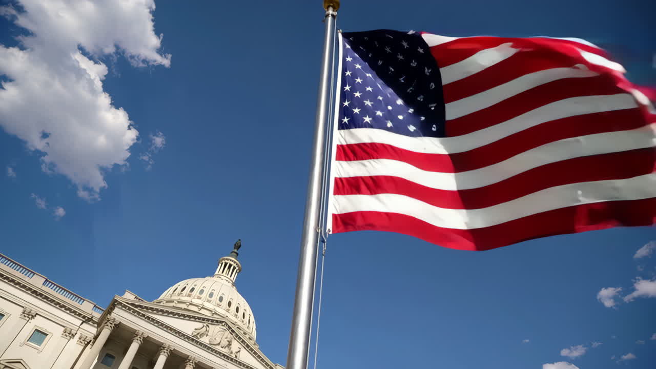 Bandiera americana che sventola sopra il Campidoglio