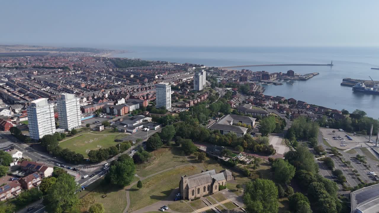 Vista aerea con drone di Sunderland, nord-est dell'Inghilterra, Regno Unito, Tyne and Wear, fiume Wearside, mattina presto, Stadium of Light, Ponte Monkwearmouth.