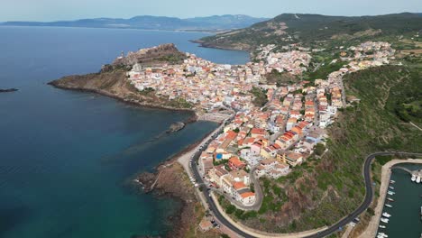 Pueblo-Costero-De-Castelsardo-En-Cerdeña,-Italia---Antena-De-Drones-4k