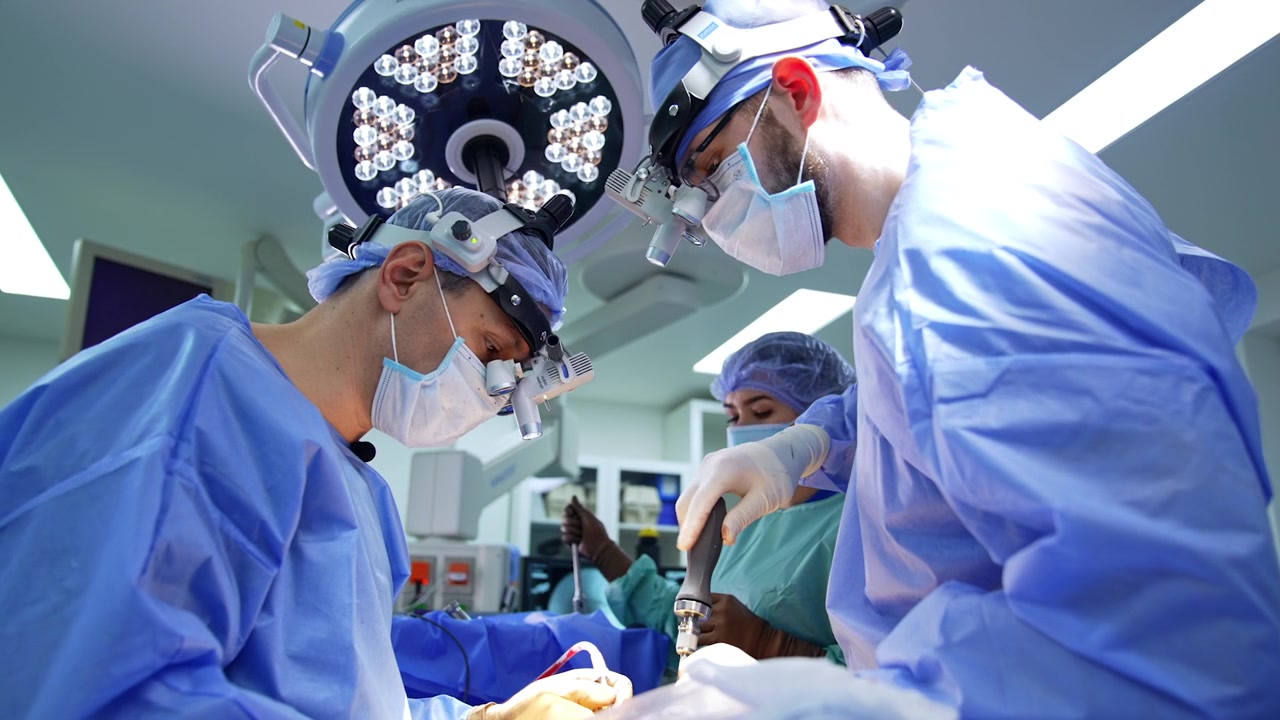 Due chirurghi che eseguono una procedura medica in una sala operatoria