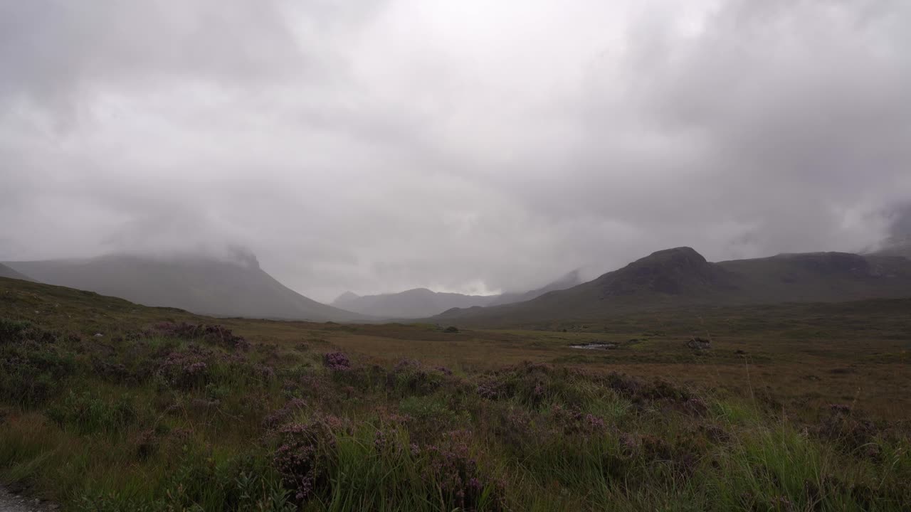 아일 오브 스카이에 있는 글렌 슬리가찬의 안개가 자욱하고 변덕스러운 풍경을 내려다보는 전망