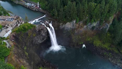 Filmische-Luftaufnahme-Der-Snoqualmie-Fälle-Und-Der-Salish-Lodge,-Die-Touristen-Besuchen-Können