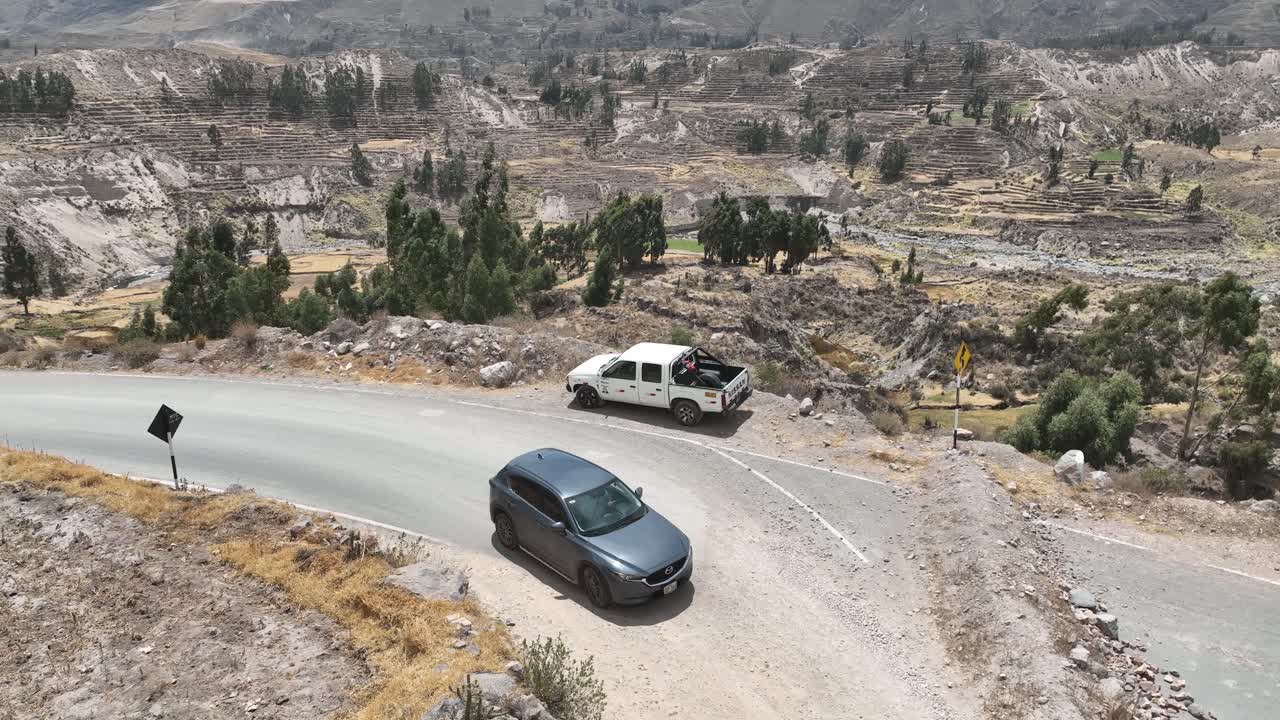 움직이는 자동차의 공중 드론 샷