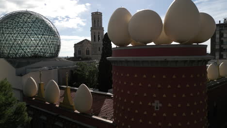 Beautiful-Drone-Shot-of-Salvador-Dali-Museum-in-Figueres,-Spain