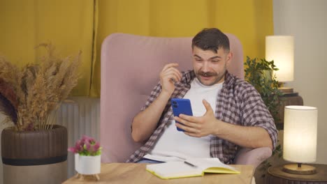 l'uomo che legge le buone notizie.