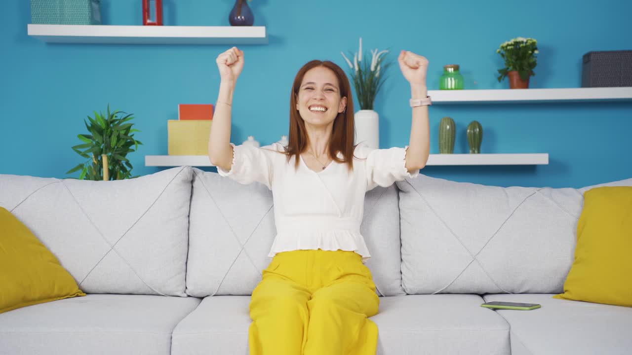 젊은 여성이 카메라를 보고 기 ⁇ 을 느끼고 있습니다.