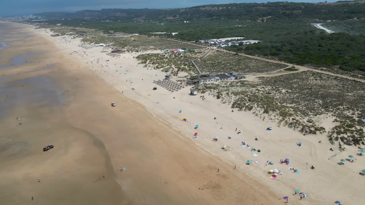 코스타 다 카파리카 (costa da caparica) 는 포르투갈의 수도 근처에 있는 최고의 해변 중 하나입니다.