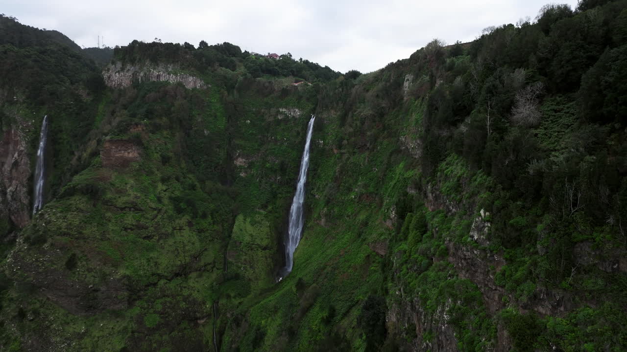 Vista mozzafiato della Cascata di Rocha do Navio nel Parco Naturale, Isola di Madeira, Portogallo.