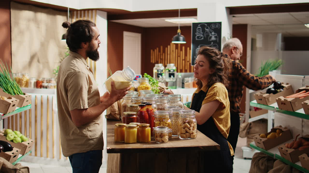 tiendas de hombres para verduras ayudadas por el vendedor
