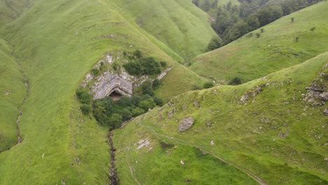 Prähistorische-Arpea-Höhle,-An-Einem-Kalten,-Nebligen-Tag,-Versteckt-Zwischen-Hellgrünen-Hügeln