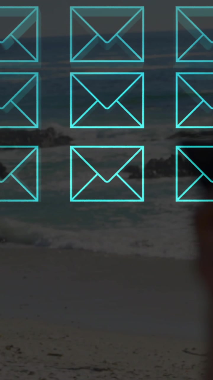 Animazione di multiple icone di messaggi neon sulla parte centrale del corpo di una donna che usa lo smartphone in spiaggia.