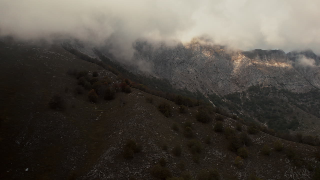 vista aérea de un volcán inactivo cubierto de nubes