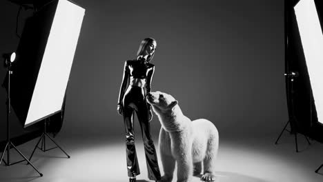 mujer de látex con oso polar en el estudio