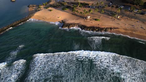 Olas-Rompiendo-A-Lo-Largo-De-Las-Orillas-Arenosas-De-La-Playa-Haleiwa-Alii-En-Oahu,-Hawai