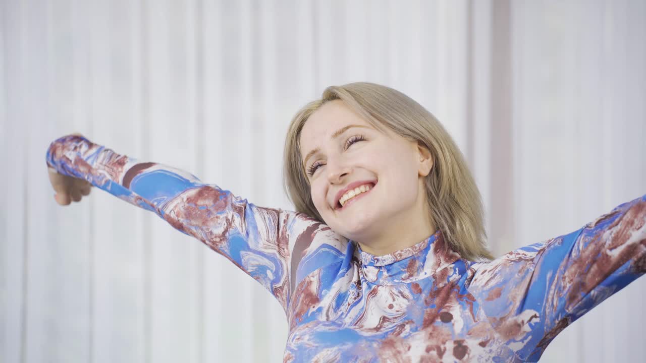 즐겁고 쾌적한 행복한 여성은 하루를 평화롭게 시작합니다.