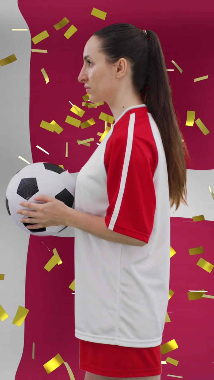 Animación de jugadora de fútbol femenina caucásica sobre la bandera de Dinamarca