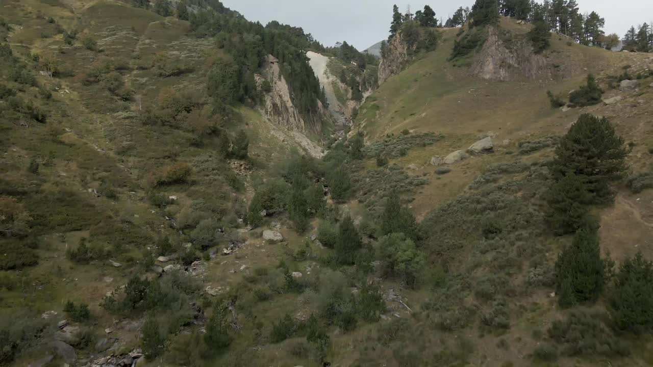 Gola tra le montagne creata naturalmente dal fiume 4K