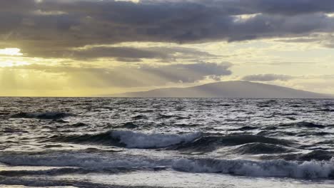 toma cinematográfica de la isla privada de lanai al atardecer desde la playa de wailea en el sur de maui, hawai