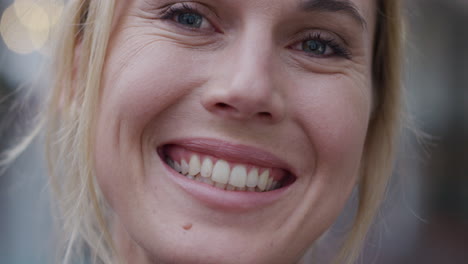 retrato de una mujer hermosa sonriendo feliz