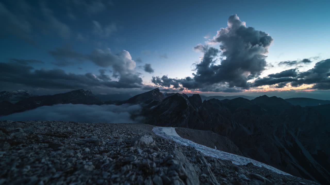 Časosběr v Dolomitech během západu slunce
