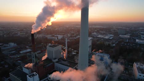 Rauchemittierendes-Kohlekraftwerk-Bei-Sonnenuntergang-In-Braunschweig,-Deutschland,-Das-Schädliche-Schadstoffe-In-Die-Luft-Freisetzt