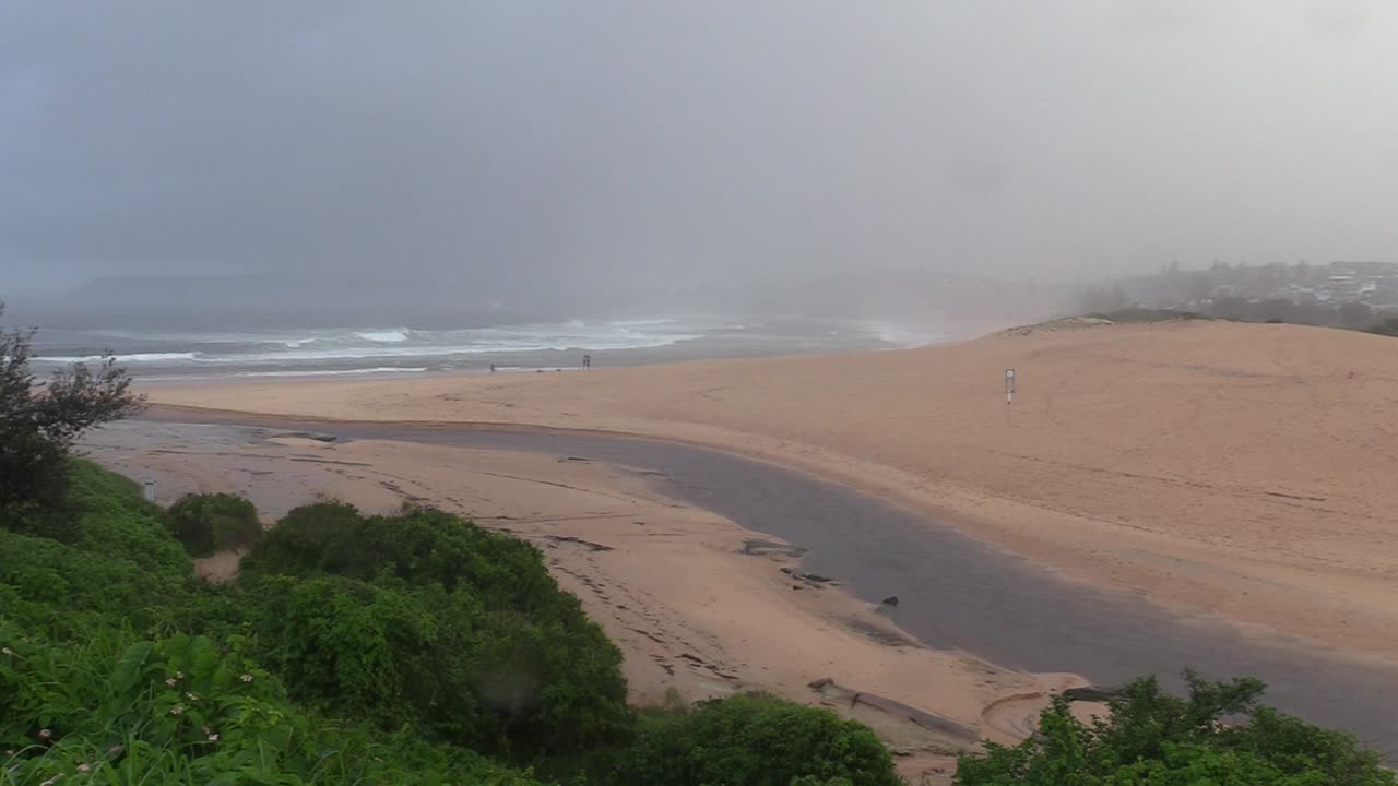 lluvia fuerte en sydney curl curl playa océano