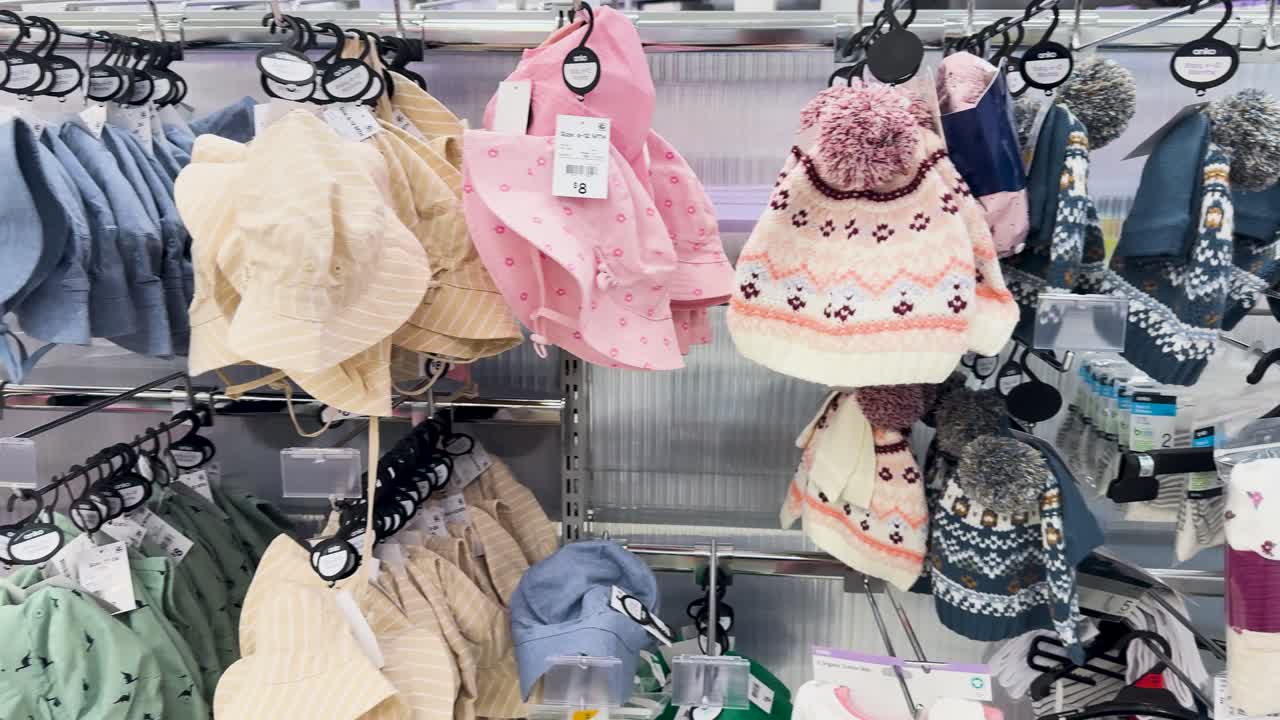 различные шляпы, выставленные в универмаге