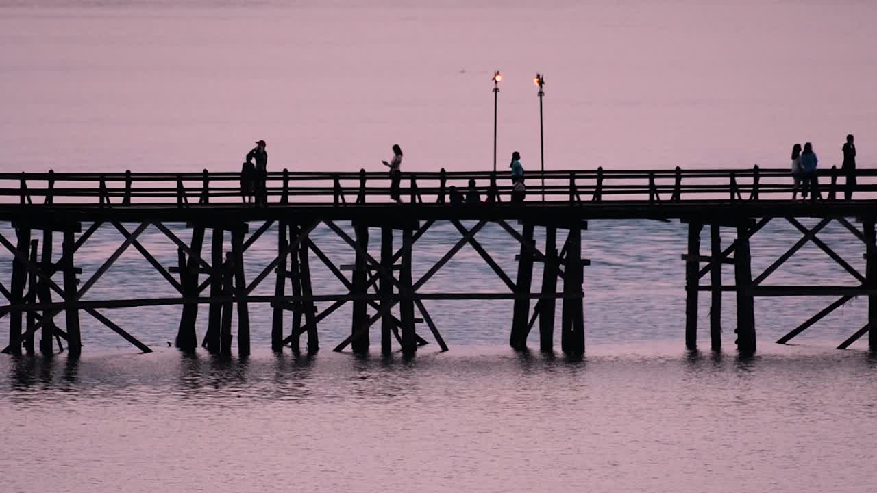 мост мон - старый деревянный мост, расположенный в сангкла, таиланд
