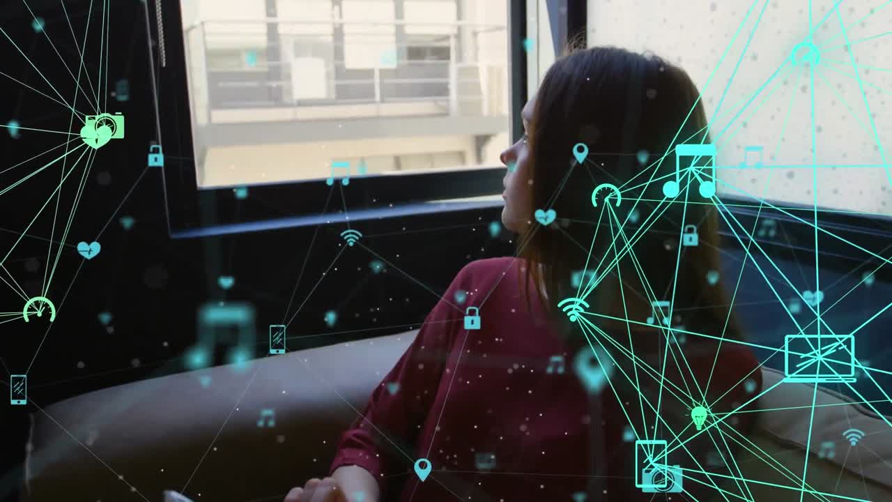 animación de iconos conectados que forman globos sobre una mujer caucásica usando una tableta digital