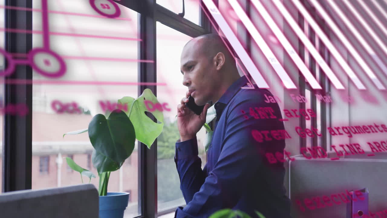 animación del procesamiento de datos financieros sobre empresario biracial en el cargo