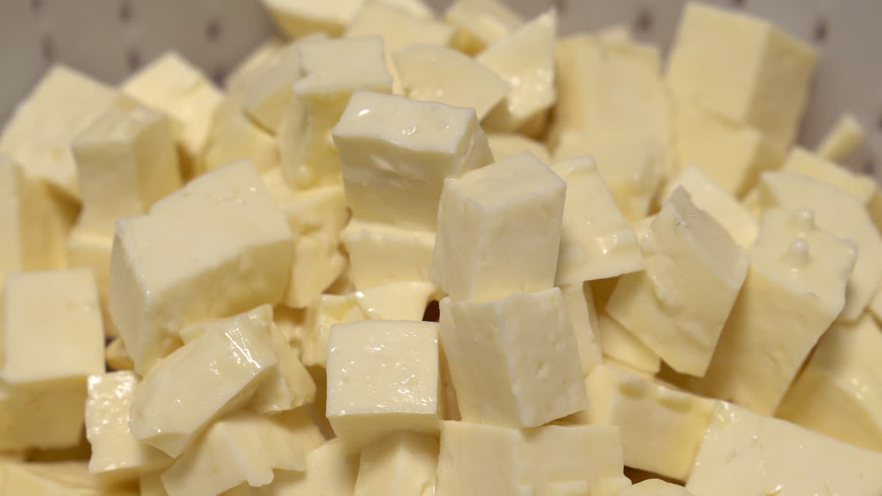 Morceaux de fromage coupés en dés pour la cuisine, la pâtisserie et la préparation des aliments