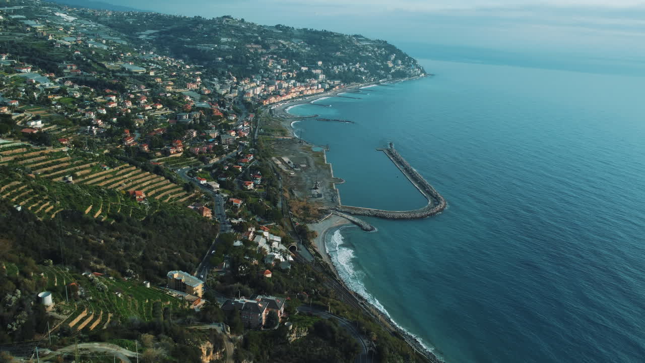 Città costiera con colline terrazzate e porto