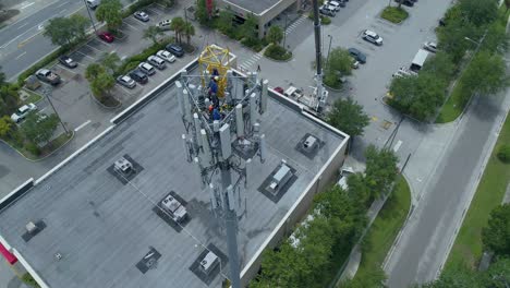 video aéreo de 4k de técnicos escalando torre de comunicaciones celulares