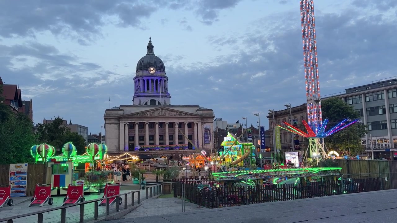 Ogni estate, l'annuale Nottingham Beach trasforma Old Market Square, con l'iconica Nottingham Council House sullo sfondo, nel cuore del centro di Nottingham, Inghilterra