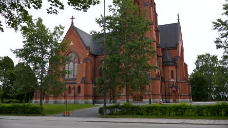 Iglesia-De-La-Ciudad-De-UmeÃ¥-En-El-Norte-De-Suecia,-Inclinándose-Lentamente-Hacia-Arriba