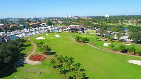 Volando-Sobre-El-Campo-De-Golf-Y-El-Puerto-Deportivo-En-Una-Comunidad-Turística-En-St