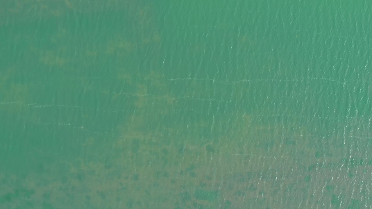 agua turquesa, vista de arriba hacia abajo del hermoso color del agua que fluye con una vista clara del fondo marino