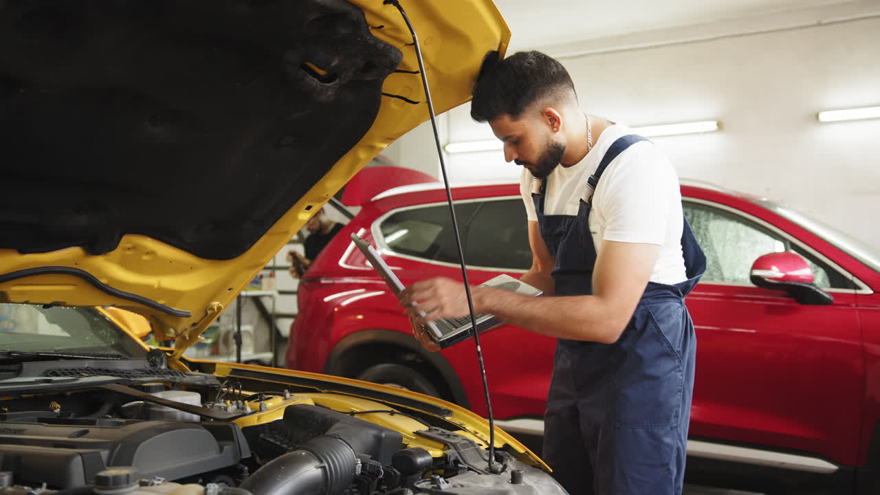 mecánico de automóviles trabajando en un coche