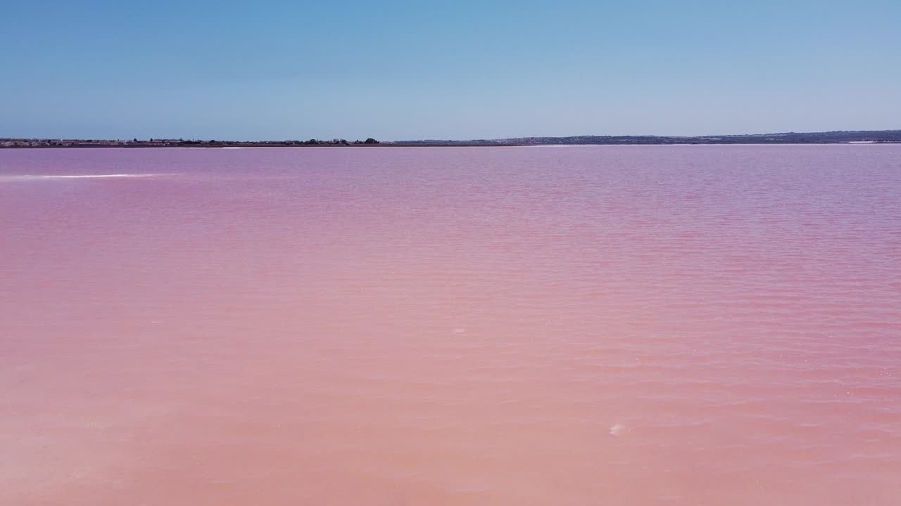 torrevieja, alicante, españa - vista aérea de drones del lago de agua salada rosa