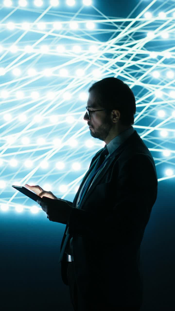 Video verticale. Miglioramento di una rete neurale AI, tablet e programmatore che utilizzano il deep learning.