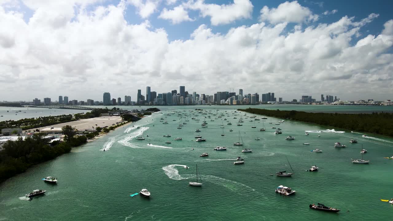 asombrosa toma aérea del horizonte de miami con botes en el agua