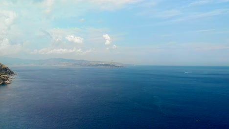 Antenne:-Drohne-Fliegt-über-Dem-Tyrrhenischen-Meer,-Mit-Einem-Unglaublichen-Blick-Auf-Die-Küste-Siziliens-Von-Kalabrien,-Italien