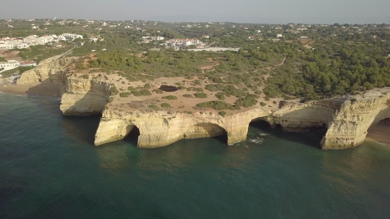 cueva de benagil en portugal por drone