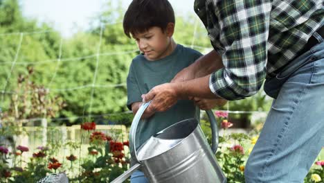 Vídeo-Del-Abuelo-Con-El-Nieto-Regando-Verduras-En-El-Jardín