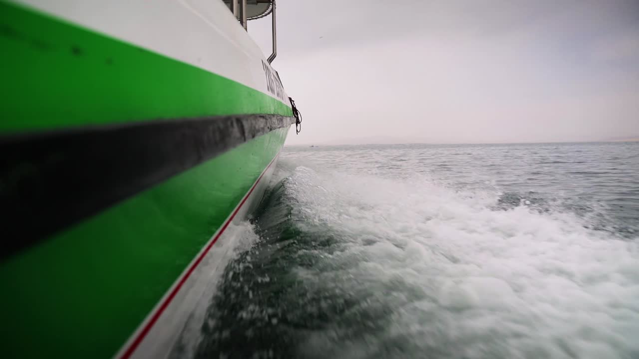 vista de la estela del barco desde el barco en el océano 1080p 120fps toma de gran ángulo