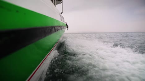 Vista-De-La-Estela-Del-Barco-Desde-El-Barco-En-El-Océano-1080p-120fps-Disparo-De-Gran-Angular