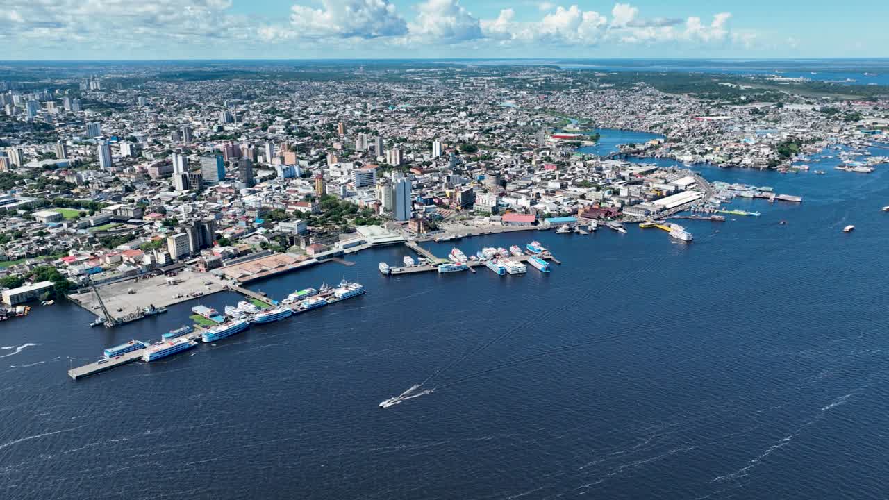 브라질 북부 지역 마나우스 시내의 도시 풍경, 아마존 강변과 아마존 정글