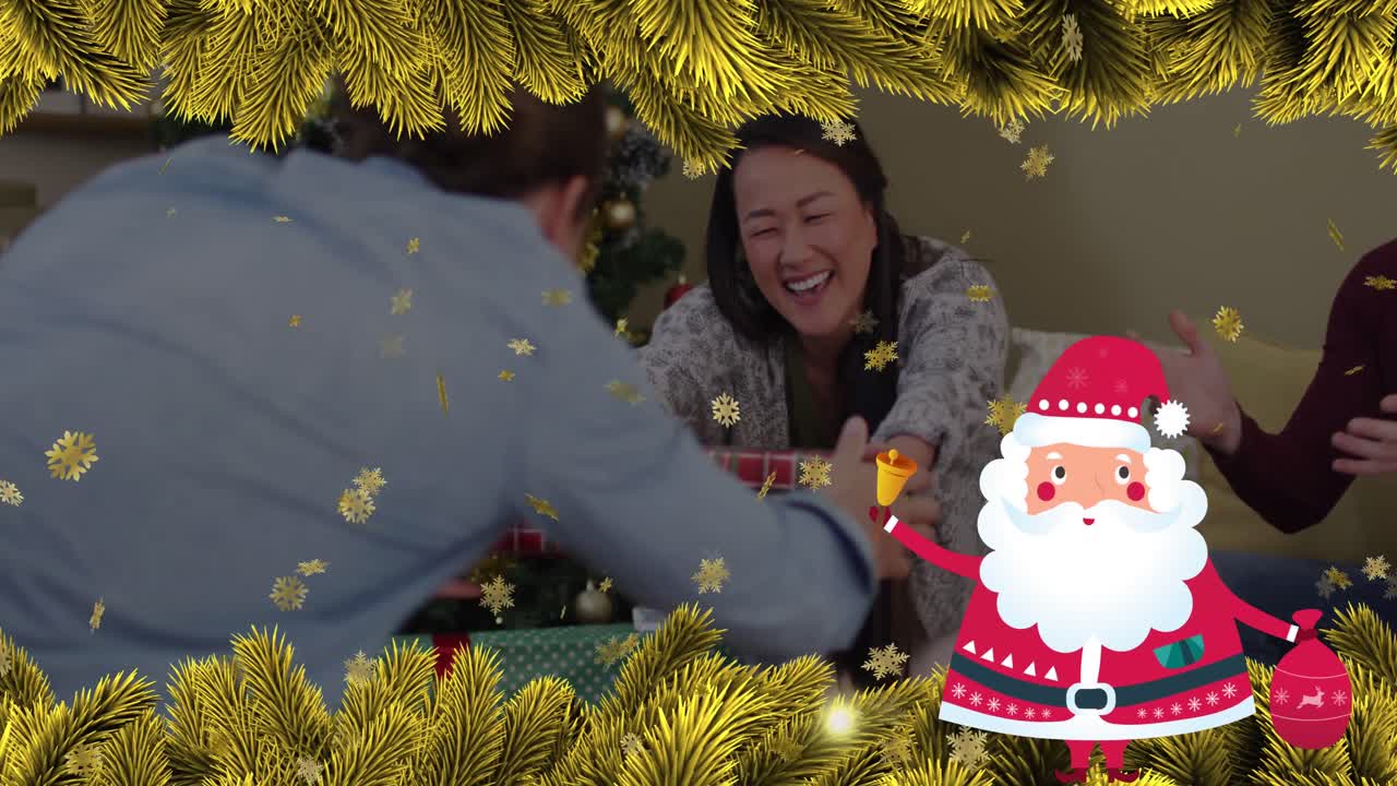 animación de santa claus y ramas de abeto sobre una feliz mujer asiática que recibe un regalo