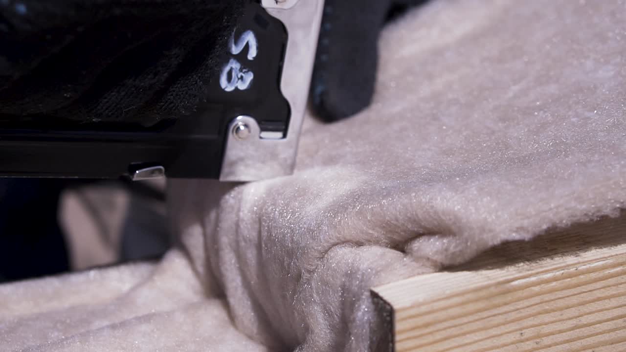 использование пистолета для гвоздей для установки изоляции